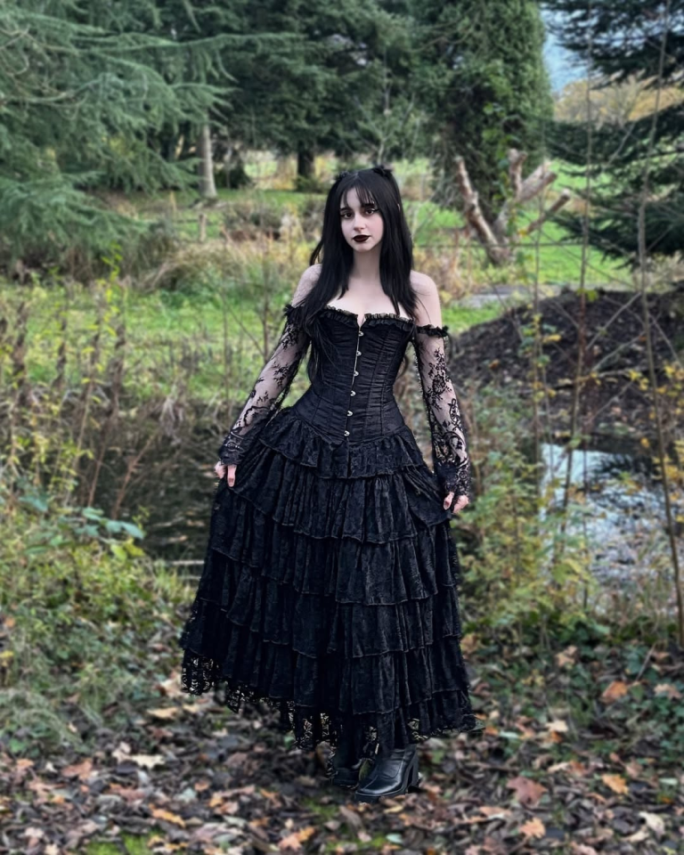 30 Goth Outfits 2025: Dark, Chic & Aesthetic Styles for Every Occasion ...