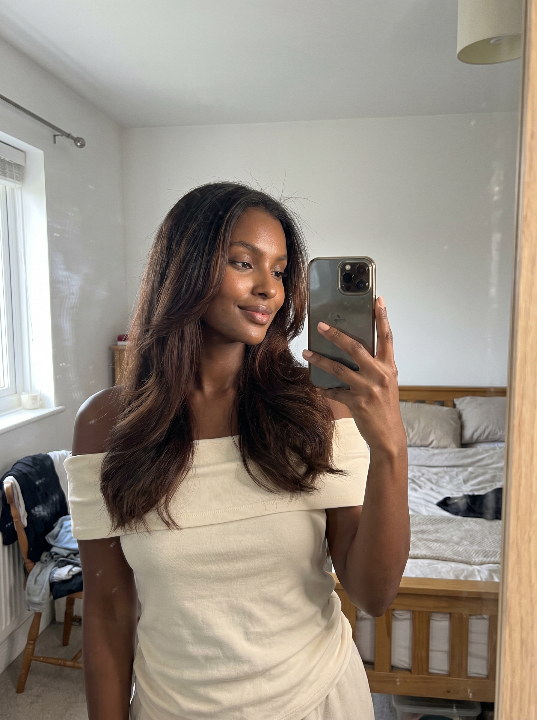 Effortless aero-minimalist feathered ends for natural hair, styled with lightweight air-dry cream and a wide-tooth comb, a modern cool summer hair idea 2026. Finished with a UV-filter mist for light, breezy movement.