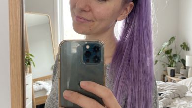 A glamorous Digital Lavender glass-hair ponytail, an edgy and futuristic option for easy summer hairstyles 2026. Featuring sleek, straight hair in a cool-toned purple, styled with a hybrid jelly-gel for shine and a flat iron for precision, ideal for parties or fashion events.