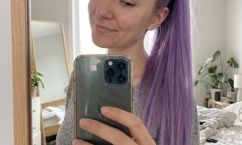 A glamorous Digital Lavender glass-hair ponytail, an edgy and futuristic option for easy summer hairstyles 2026. Featuring sleek, straight hair in a cool-toned purple, styled with a hybrid jelly-gel for shine and a flat iron for precision, ideal for parties or fashion events.