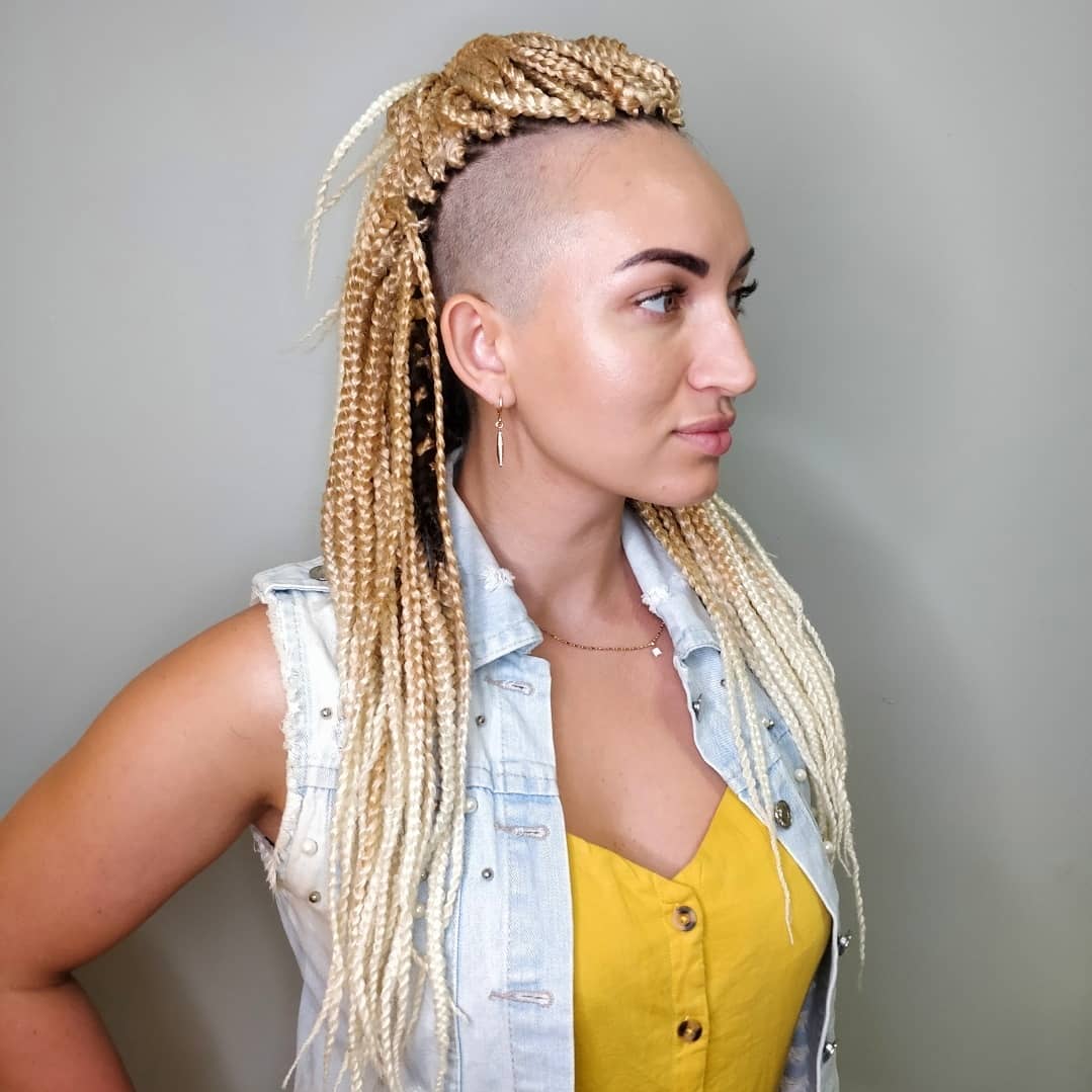 Close-up of a woman with long, sun-kissed blonde hair styled in loose beach waves, perfect for summer hairstyles 2026. Her hair frames her face beautifully, highlighting her natural makeup. The casual, effortless look is ideal for warm weather.