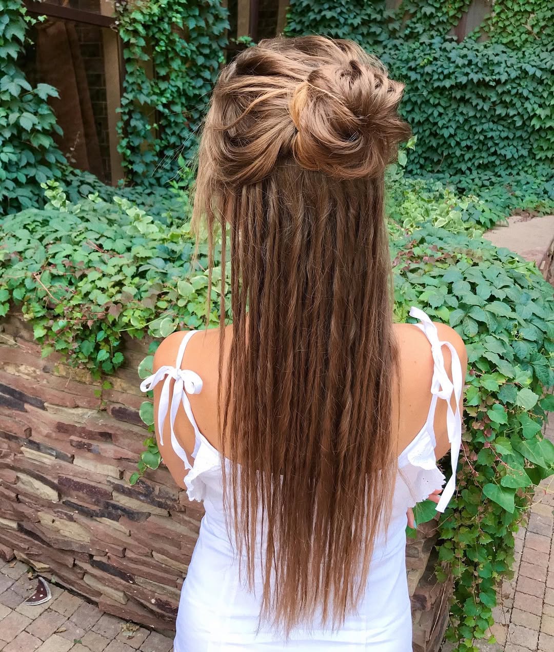 Close-up of a woman with long, sun-kissed blonde hair styled in loose beach waves, perfect for summer hairstyles 2026. Her hair has subtle highlights adding dimension and a natural, effortless look, ideal for warm weather.