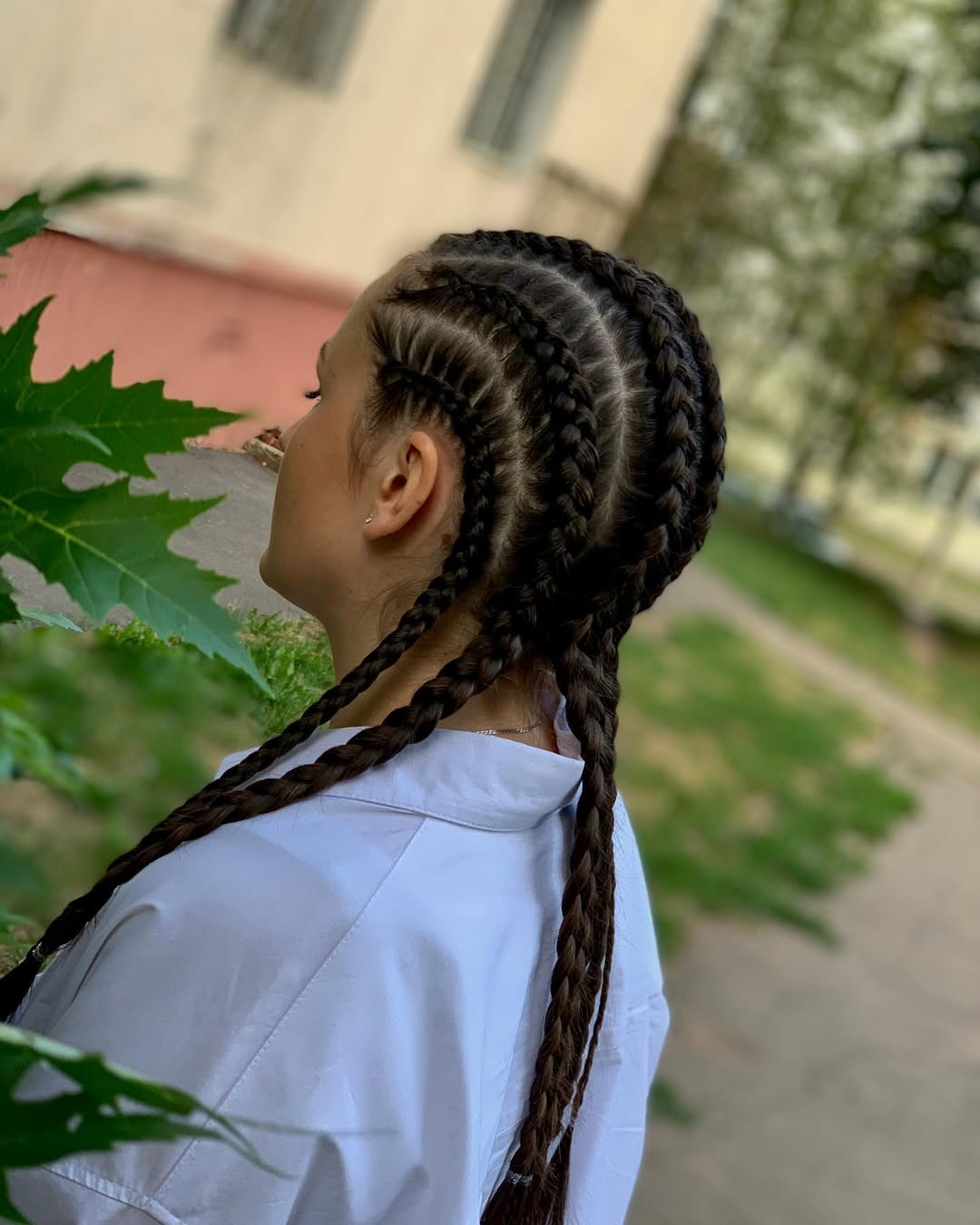 A woman confidently showcases a sleek high ponytail, a perfect summer hairstyle for 2026, ideal for a chic and polished look.