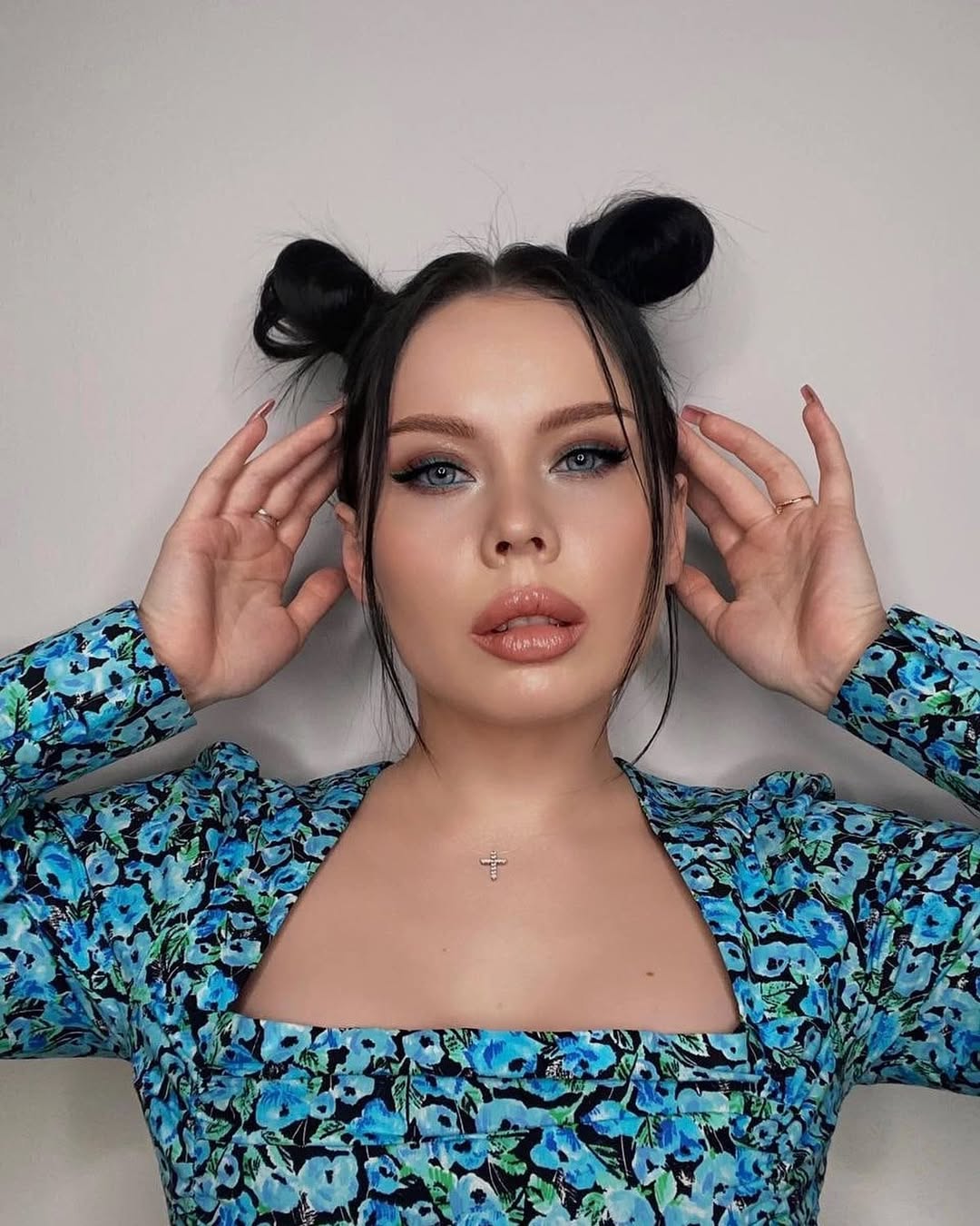 A woman confidently poses outdoors, showcasing chic summer hairstyles 2026 with loose, sun-kissed waves, perfect for a casual sunny day look.