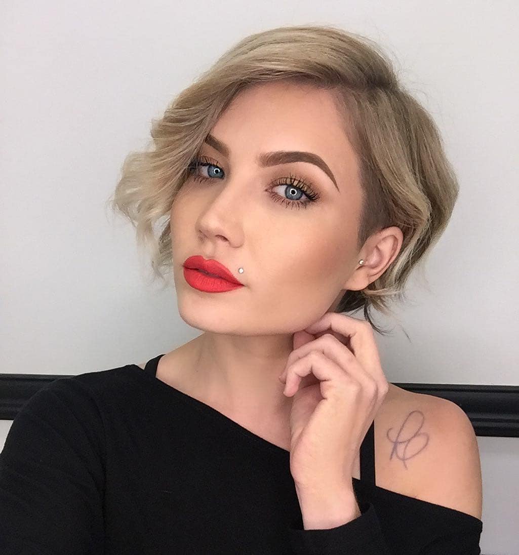 Close-up of a woman with a chic wavy bob, showcasing a trendy summer hairstyle for short hair 2026. Her hair is a warm blonde, perfectly styled for a casual day or evening event.