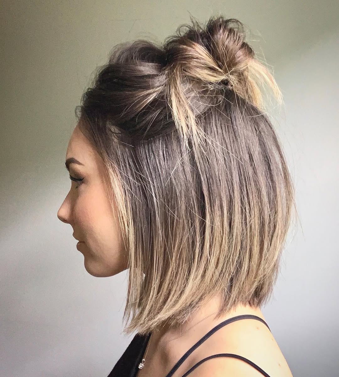 Beautiful woman with a short, wavy bob hairstyle, showcasing a chic look perfect for summer. This elegant style is ideal for summer hairstyles for short hair 2026.