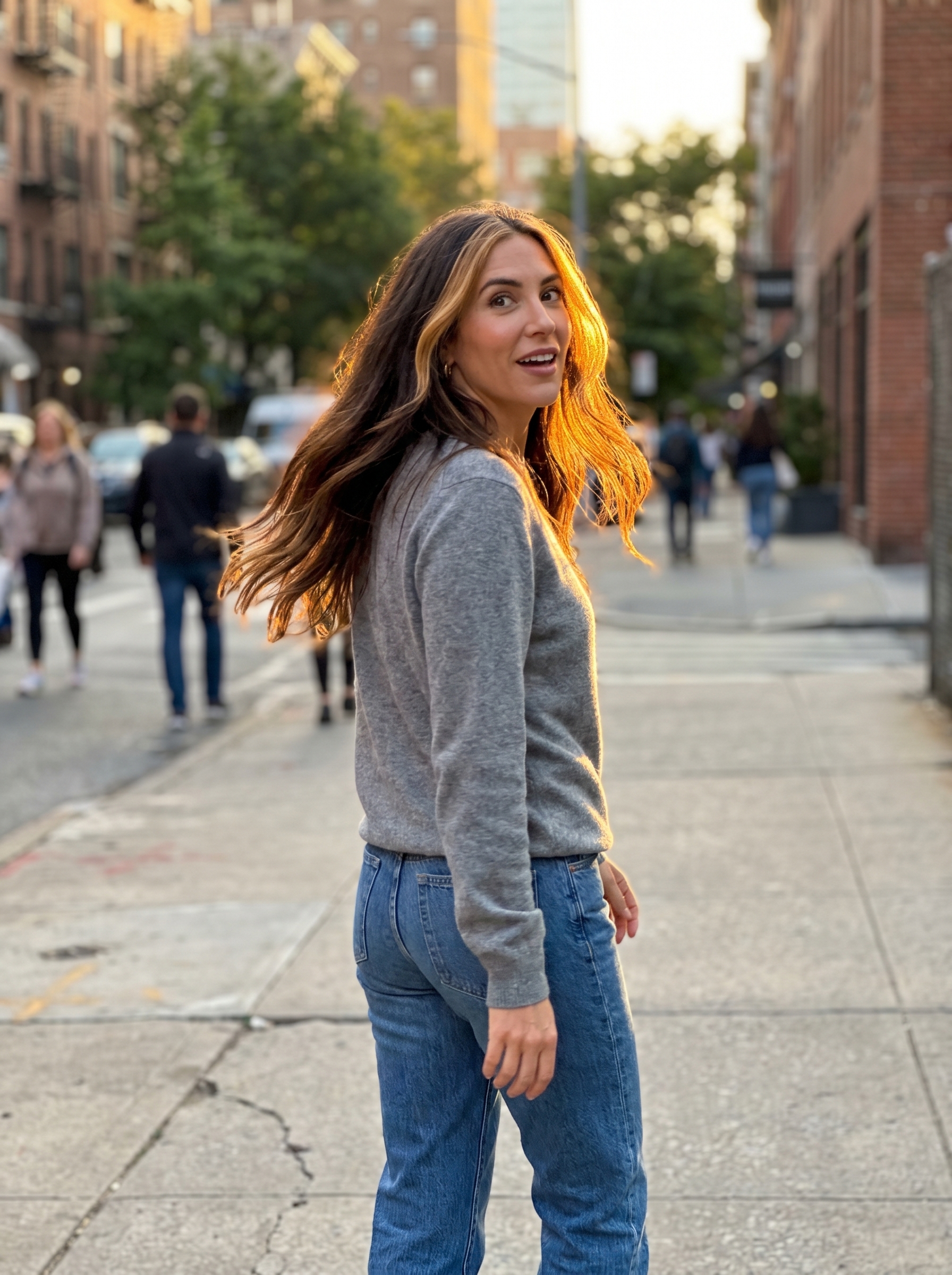 A bright Honey Blonde Money Piece with a natural base provides a youthful summer hairstyle for medium hair 2026, perfect for everyday or casual outings, keeping brassiness at bay with a purple toning mask.