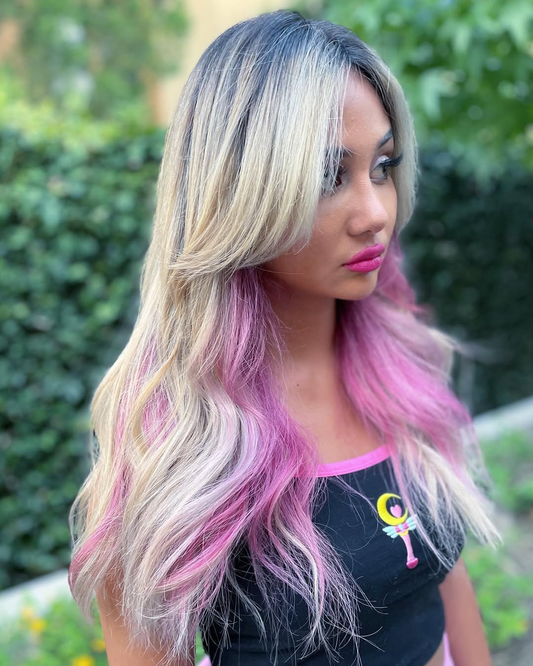 Model with cute summer hair ideas 2026, featuring a messy high bun with face-framing tendrils, perfect for a casual sunny day. The style is effortless and chic.