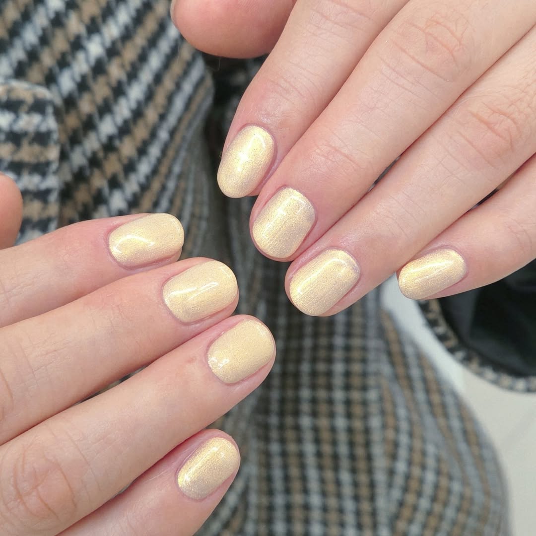 Dreamy Pale Yellow Shimmer Short Round Nails