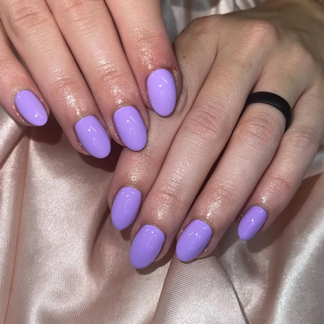 Glossy Lavender Oval Short Nails