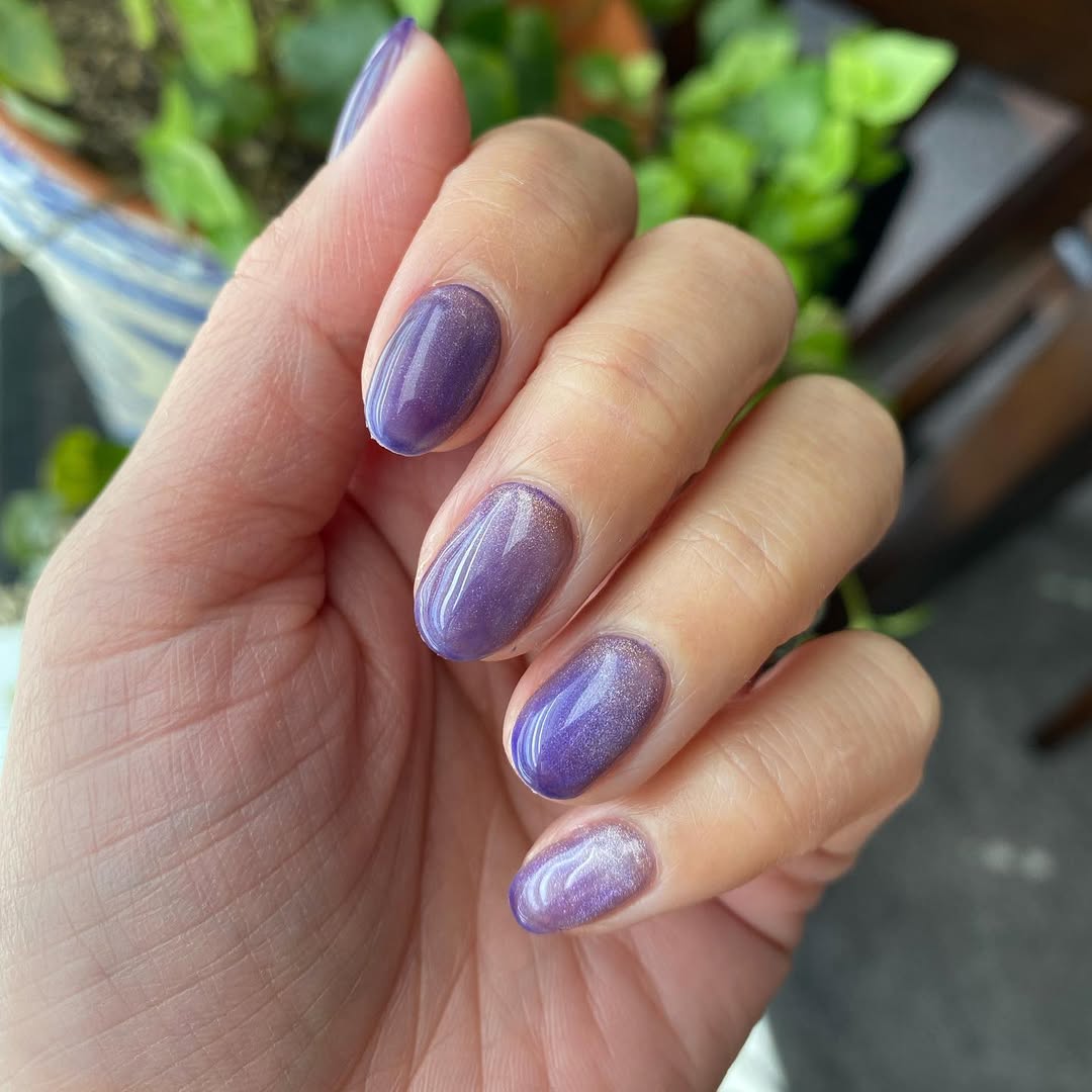 Lavender Cat Eye Ombre Short Oval Nails