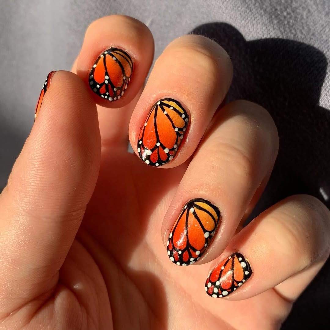 Monarch Butterfly Wing Detailed Nail Art Short Round