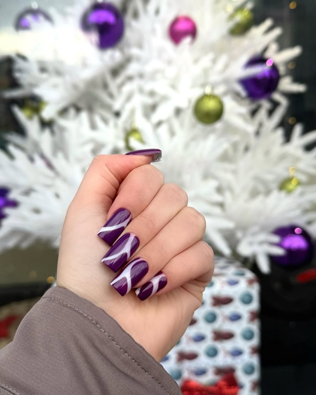 Radiant Amethyst Swirl Glossy Rectangular Nails