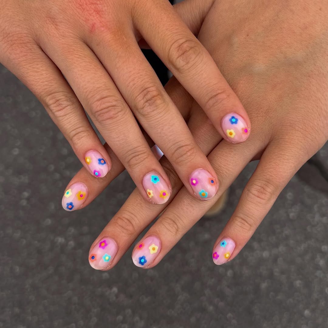 Sheer Pink Glossy Short Oval Daisy Nails