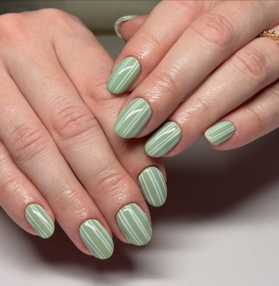 Soft Mint Vertical Stripe Short Oval Gel Nails