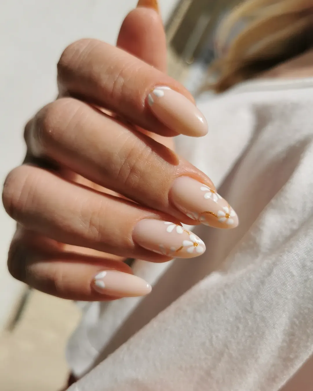 Soft Peach Daisy Gold Fleck Almond Nails