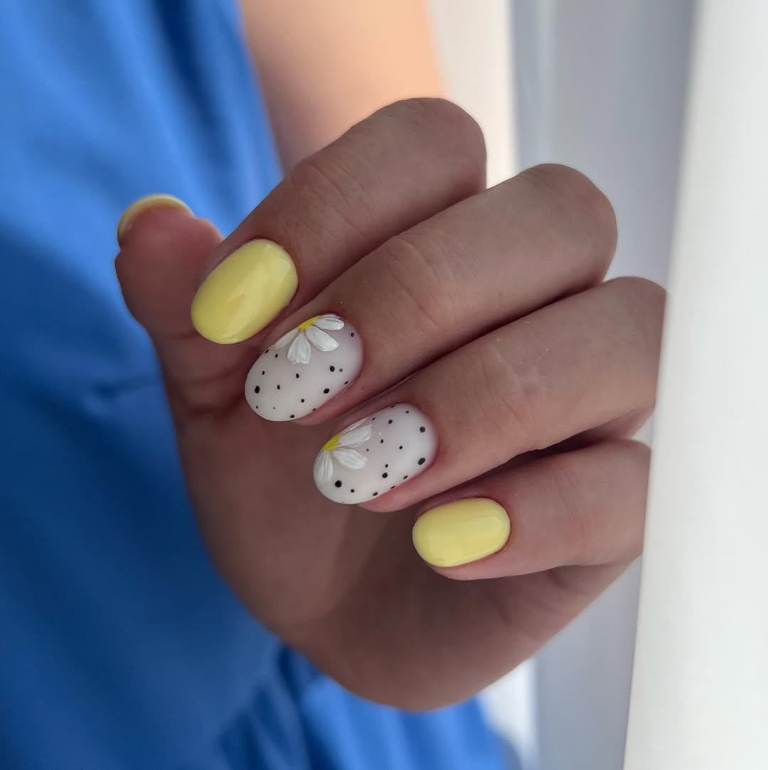 Soft Yellow Daisy Dot Accent Nails