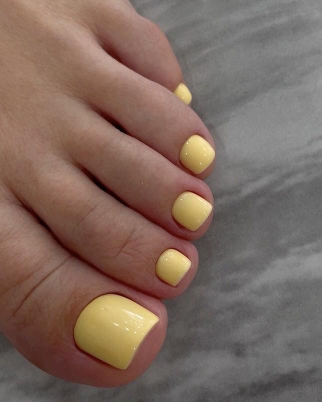 Sunny Yellow Glossy Short Pedicure