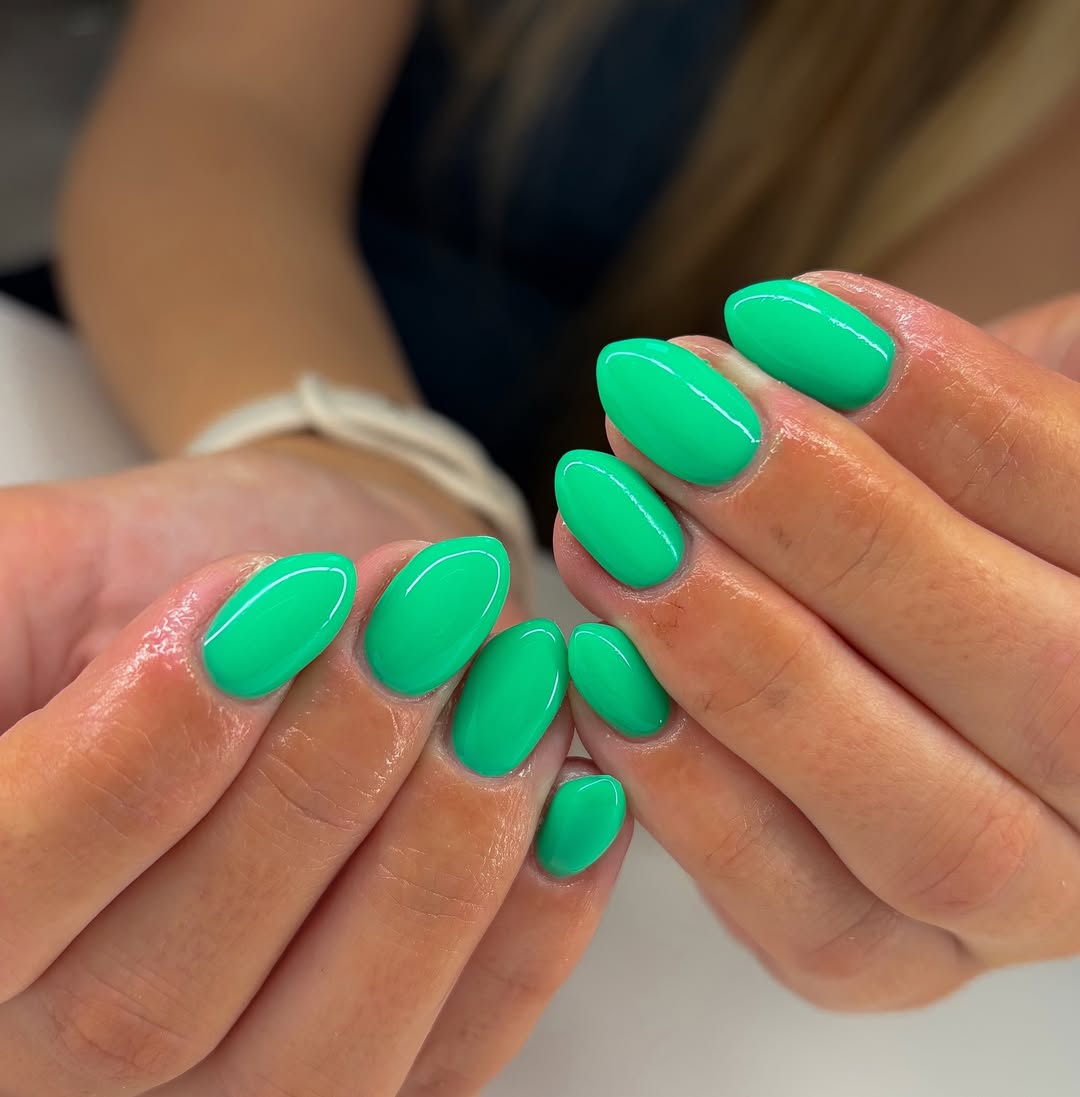 Vibrant Emerald Green Glossy Gel Oval Nails