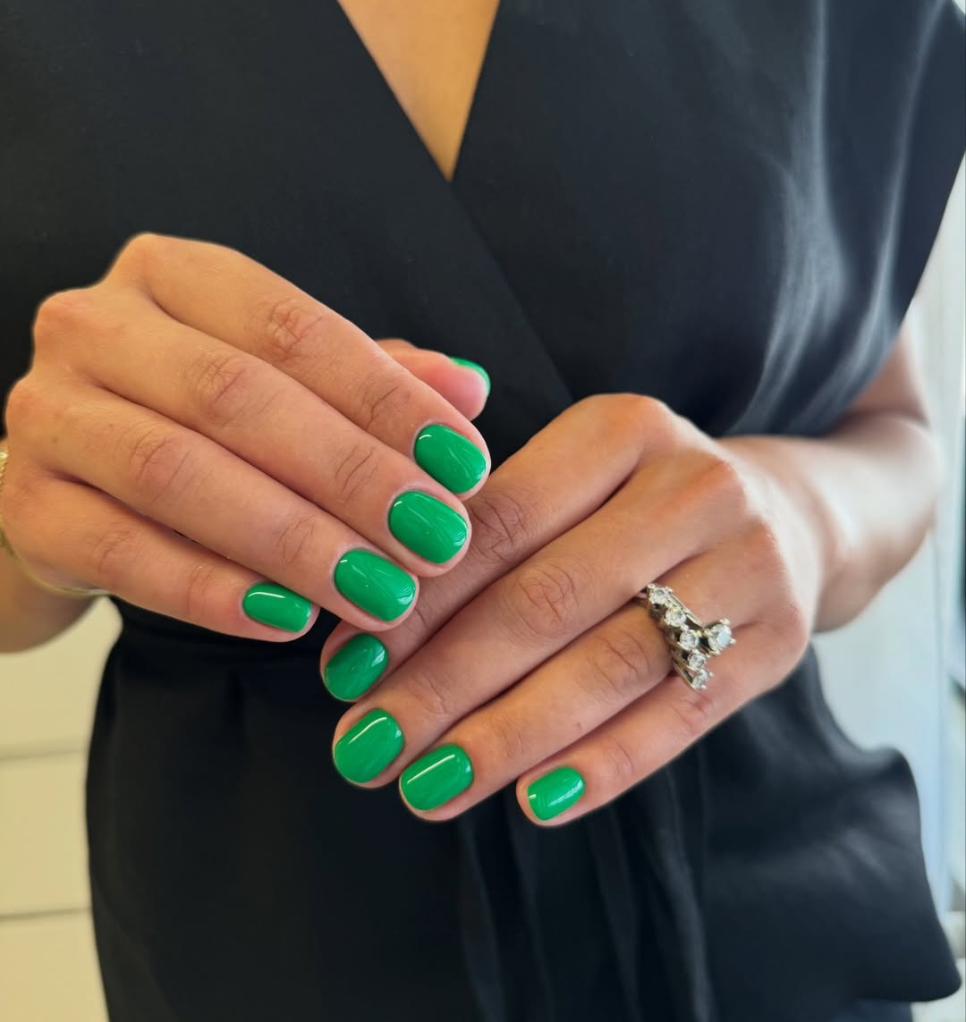 Vibrant Emerald Green Glossy Short Round Nails