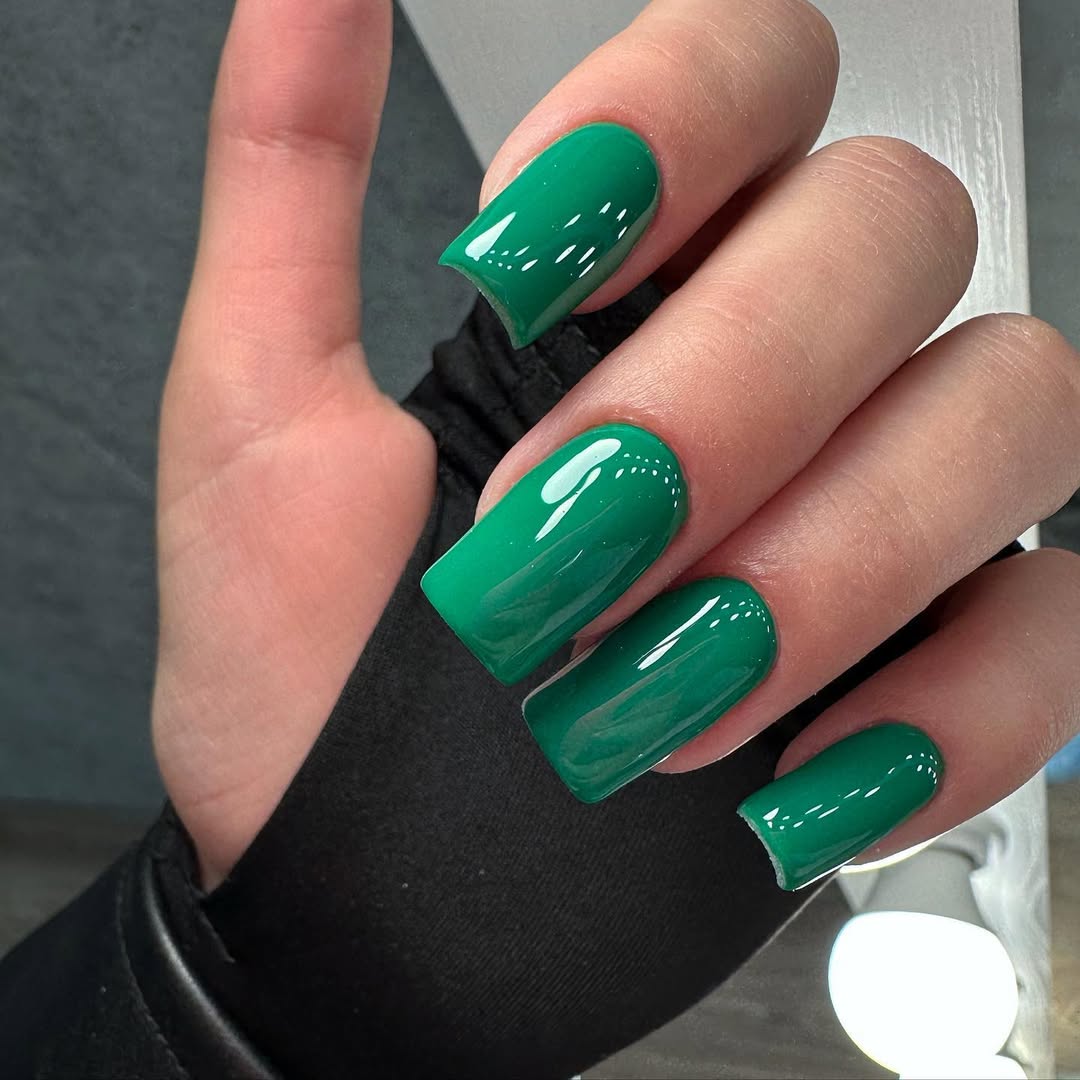 Vibrant Emerald Green Glossy Square Medium Nails