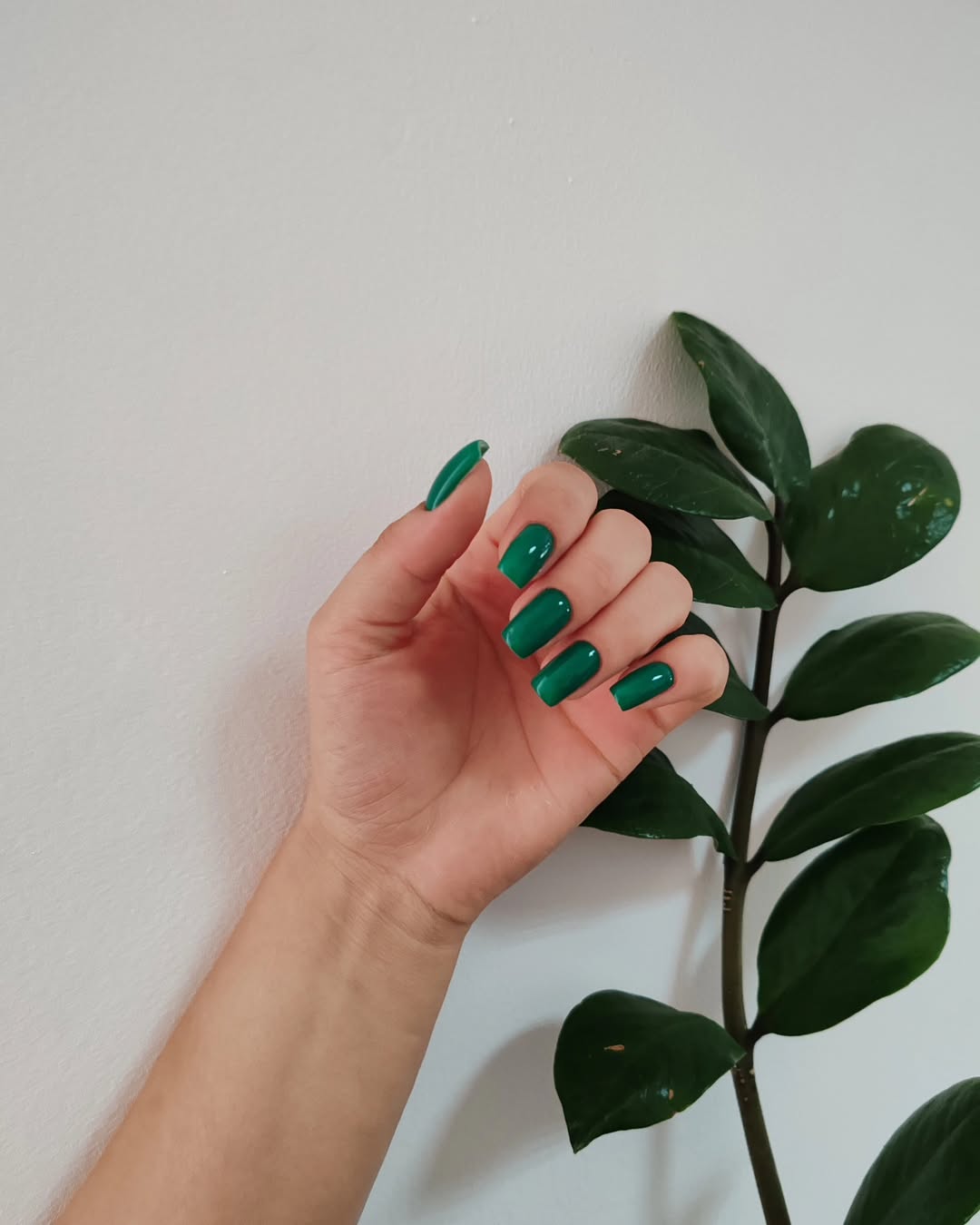 Vibrant Emerald Green Glossy Square Nails