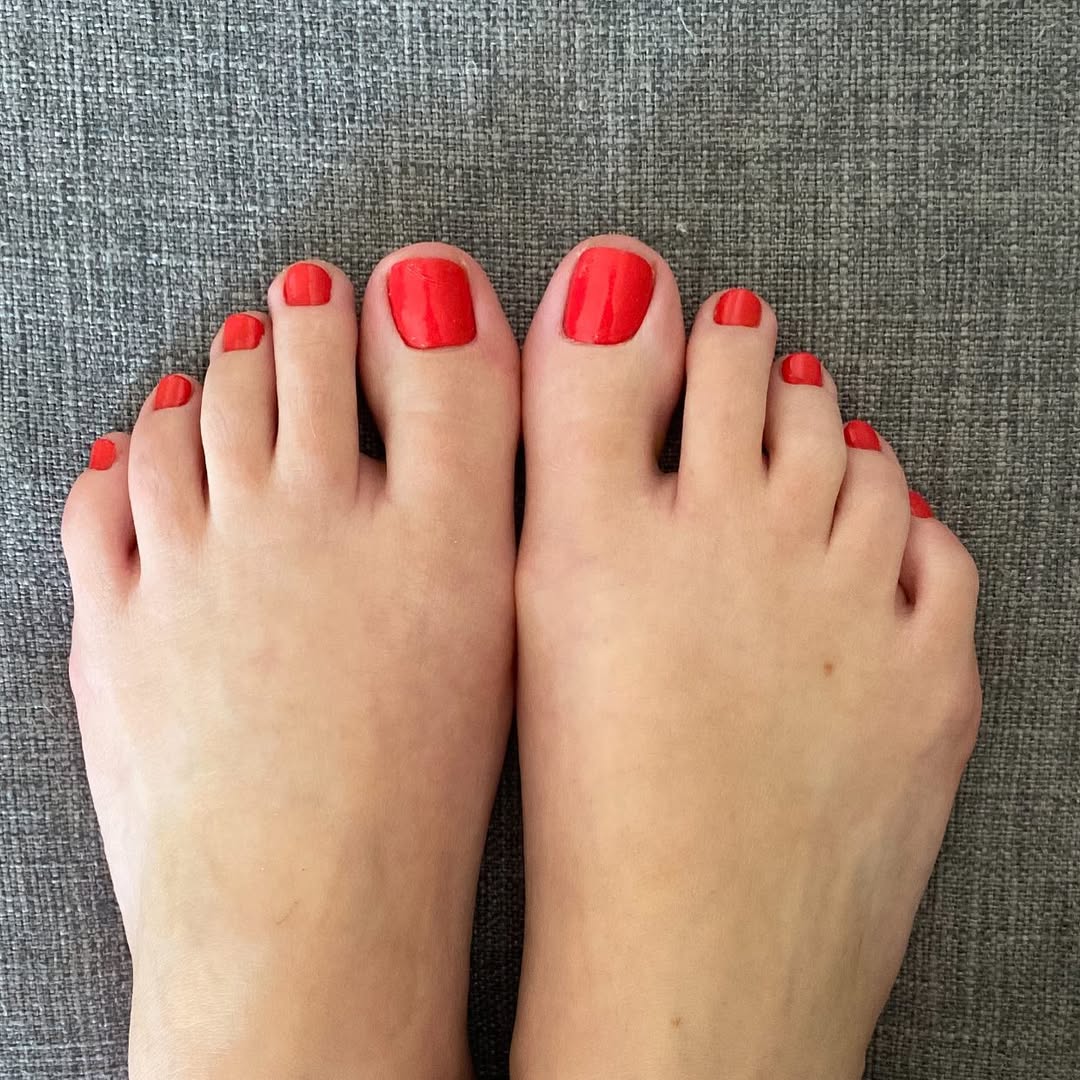 Vibrant Red Summer Short Round Pedicure