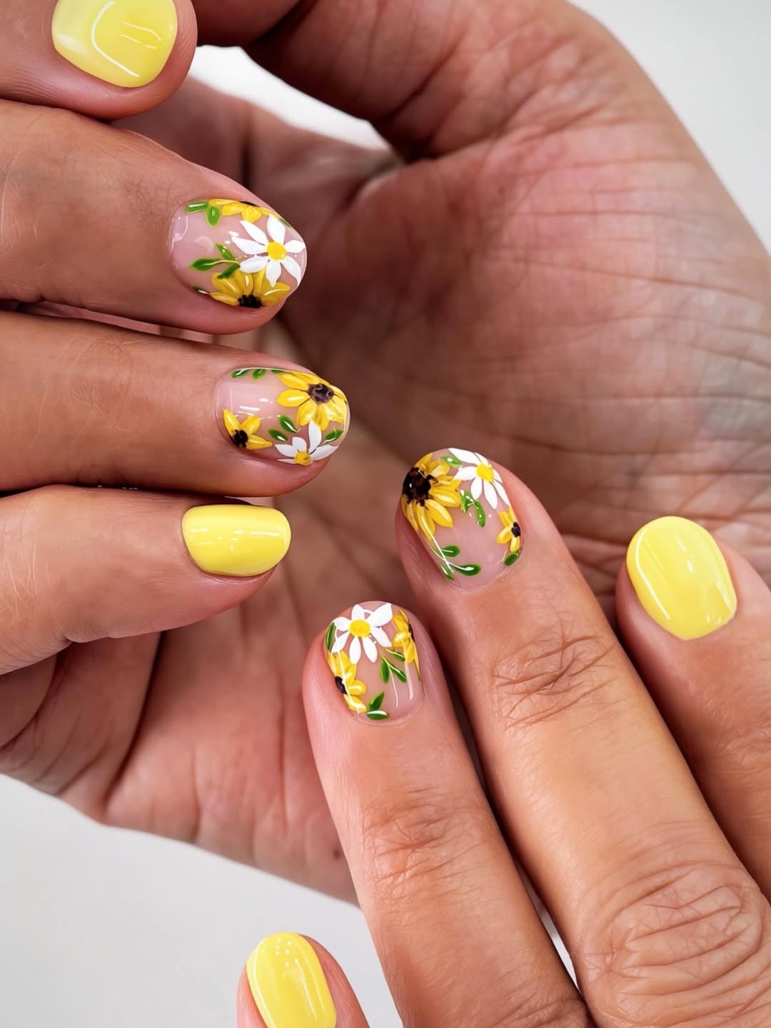 Vivid Sunflower Daisy Floral Short Round Nails
