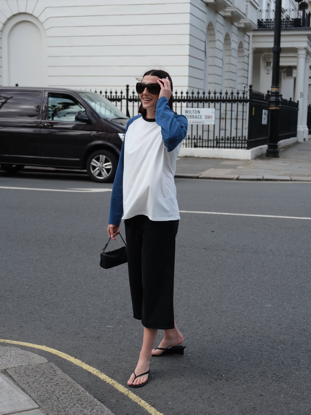 Casual Baseball Tee And Wide Leg Jeans Look