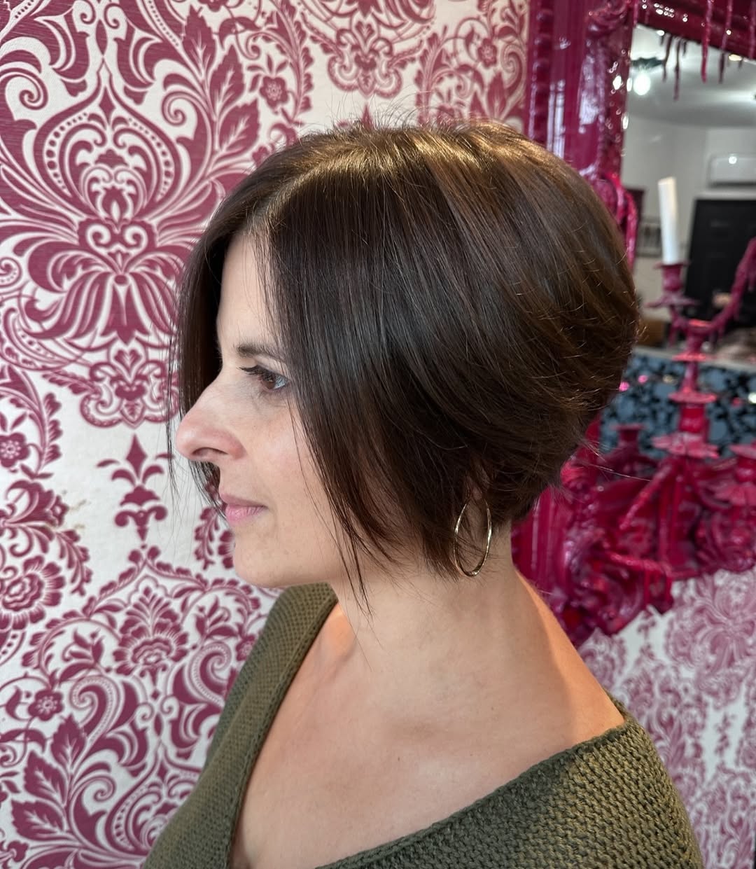 Chic Stacked Bob With Subtle Face-Framing Layers