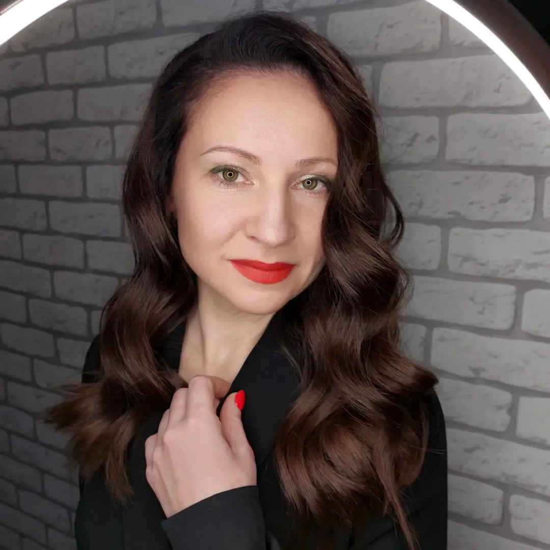 Classic Wavy Auburn Layers With Side Part