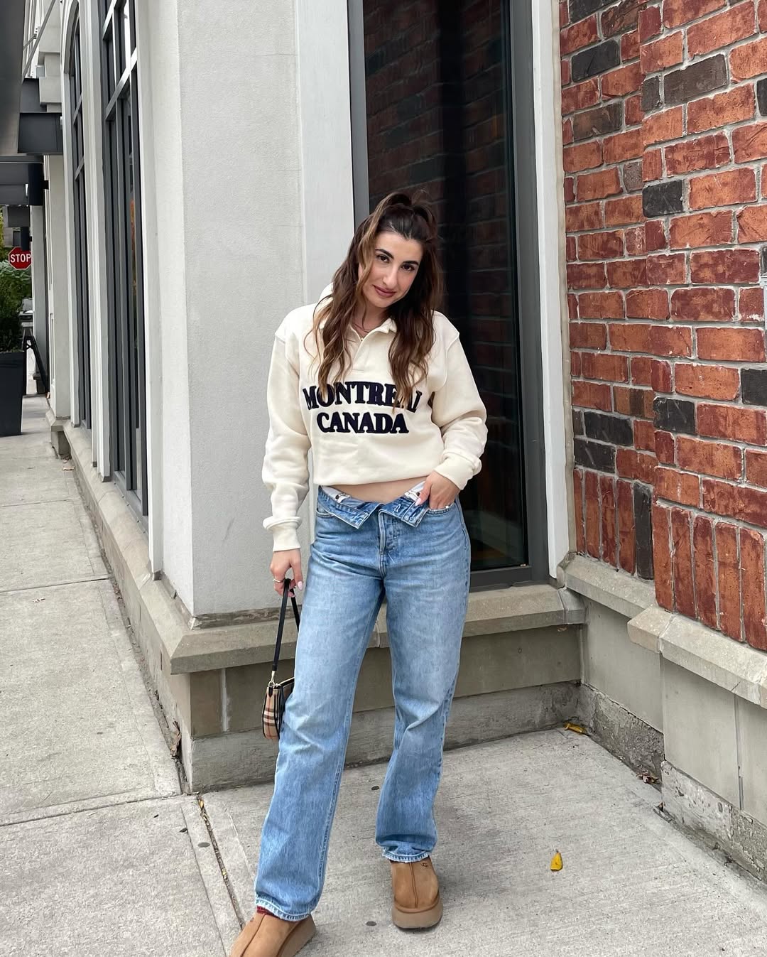 Cream Graphic Sweatshirt With Asymmetrical Blue Jeans