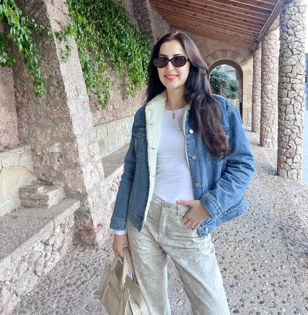 Denim Sherpa Jacket With Light Wash Jeans Outfit