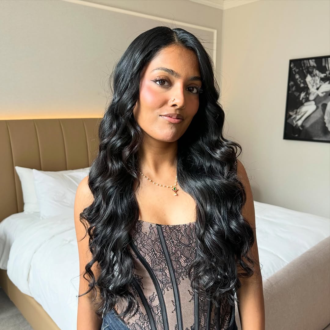 Glamorous Wavy Black Hair for Effortless Volume
