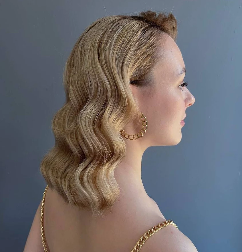 Glamorous Wavy Bob For Golden Blonde Hair