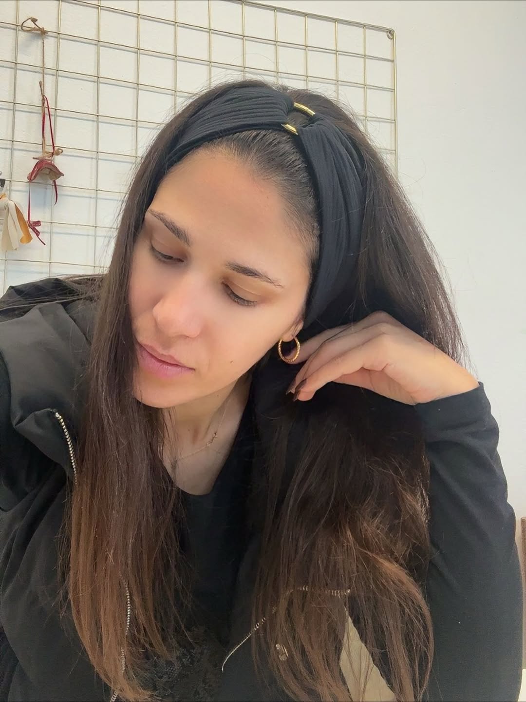 Relaxed Brunette Waves With Crinkly Headband