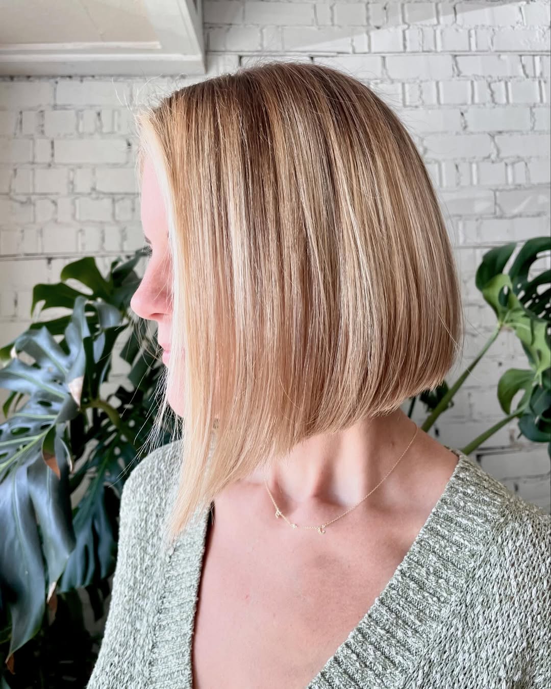 Sleek Blonde Lob with Subtle Lighter Highlights