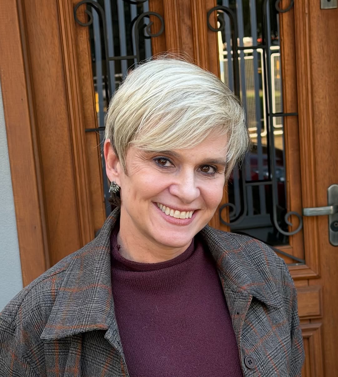 Textured Platinum Pixie With Subtle Side Part