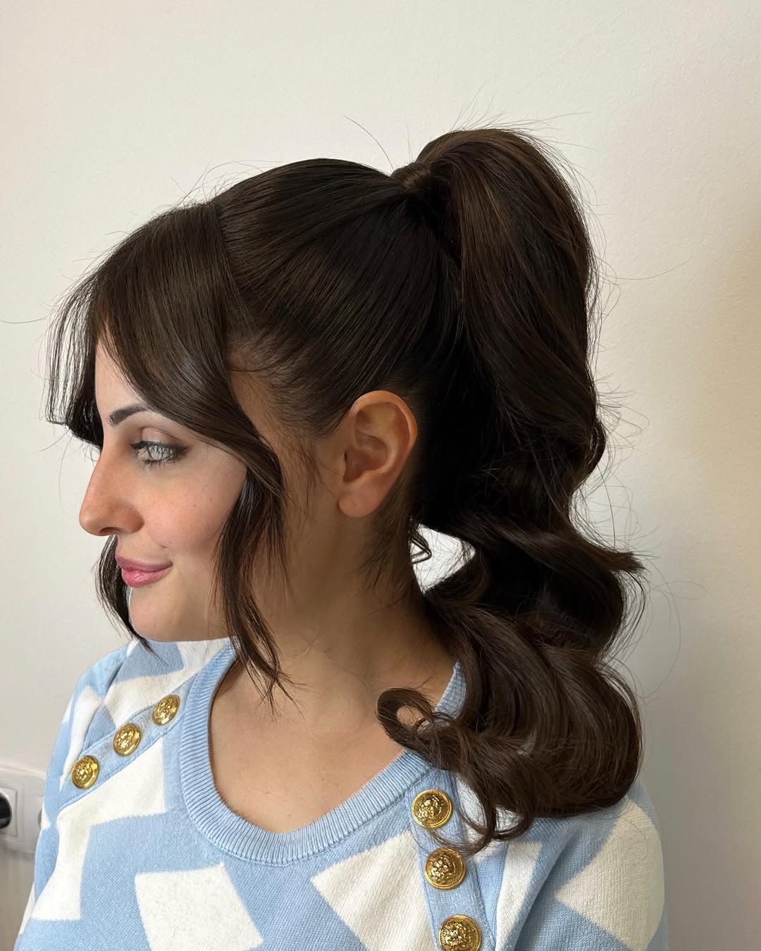 Voluminous Crown High Ponytail With Soft Waves