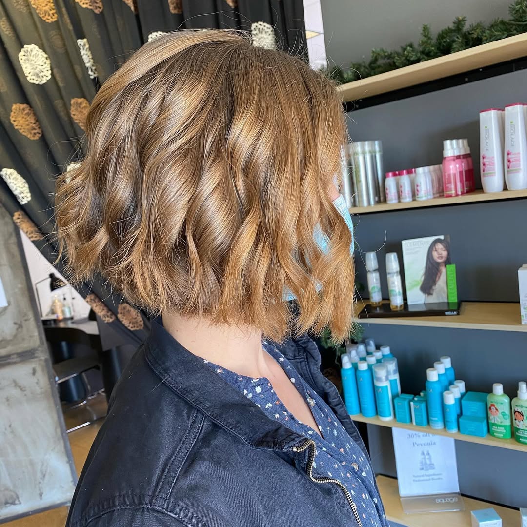 Wavy Chin-Length Bob With Golden Highlights