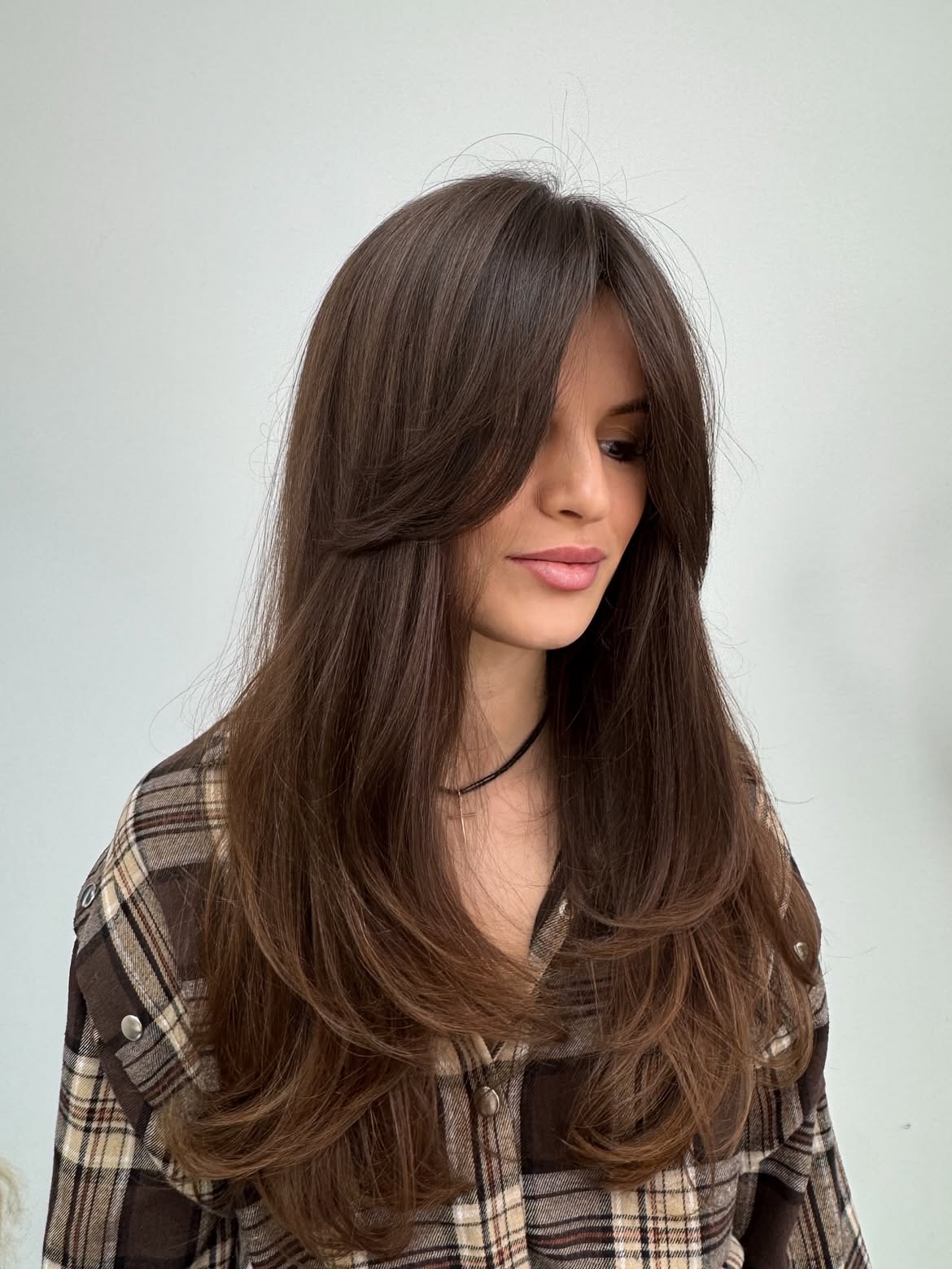 Cascading Layers With Face-Framing Curtain Bangs