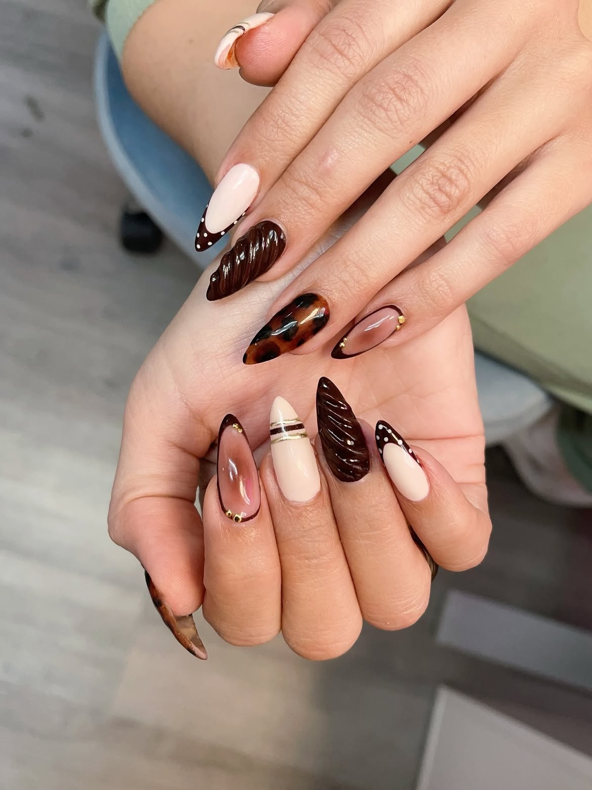 Contrasting Chocolate and Cream Fall Designs