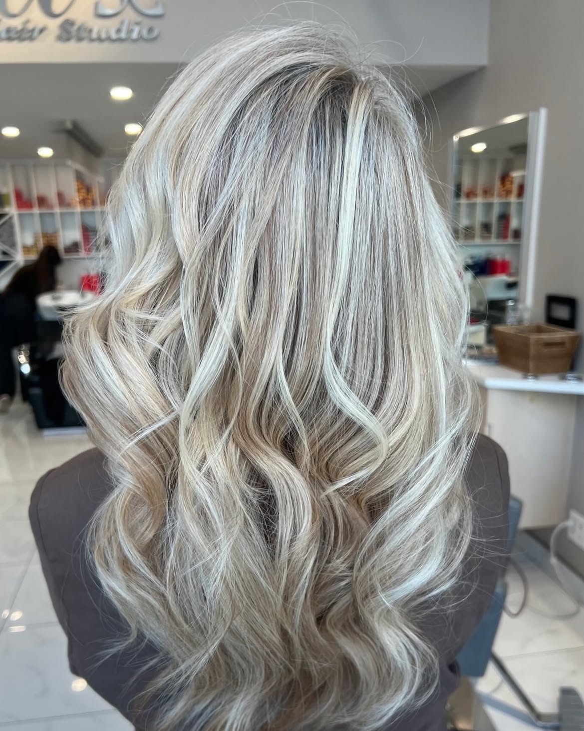 Lived-In Ash Blonde Waves With Subtle Dimension