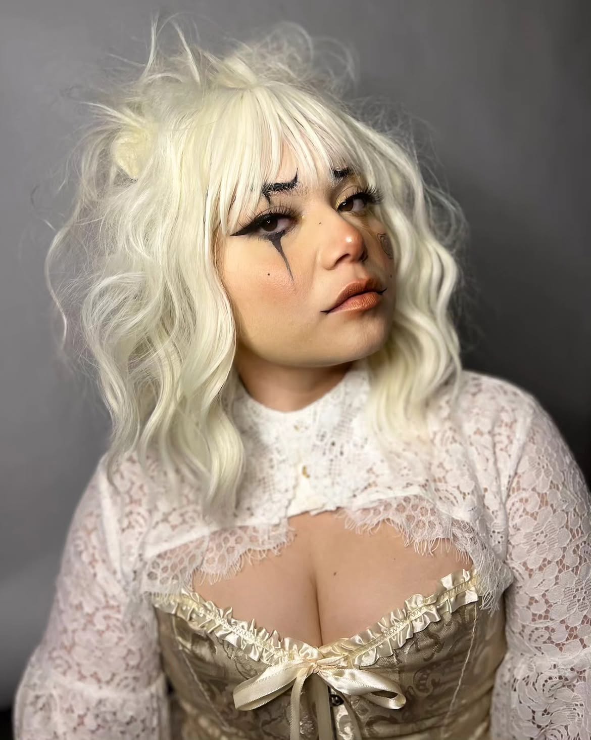 Wavy Platinum Blonde Wig With Wispy Bangs