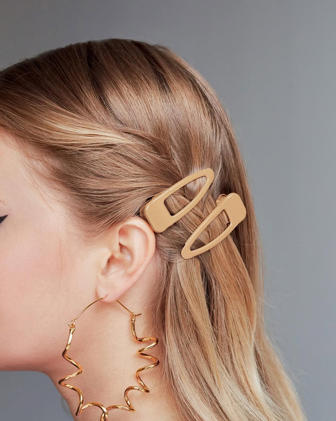 Blonde Balayage With Minimalist Hair Clips
