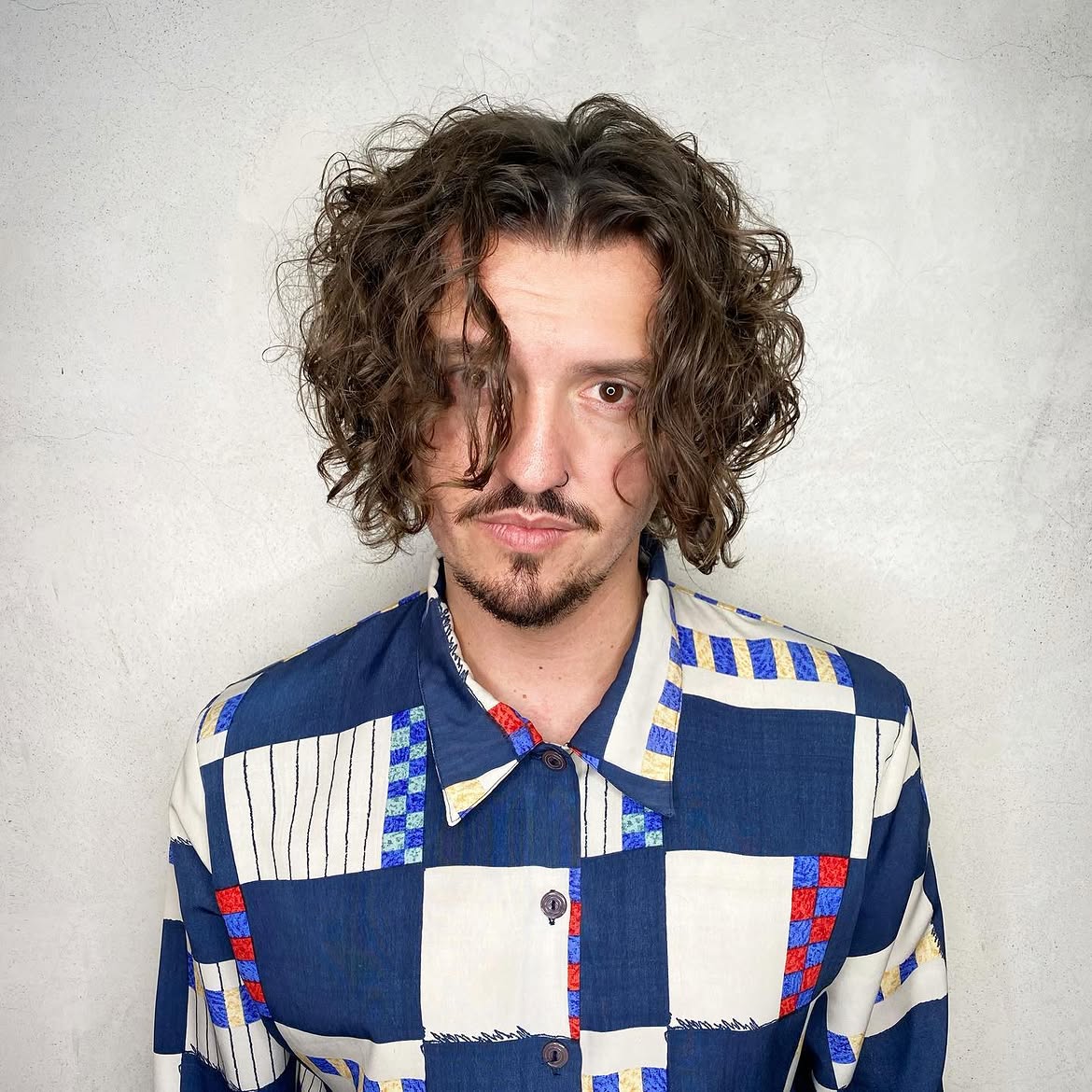Bro Flowy Natural Curls With Side Part
