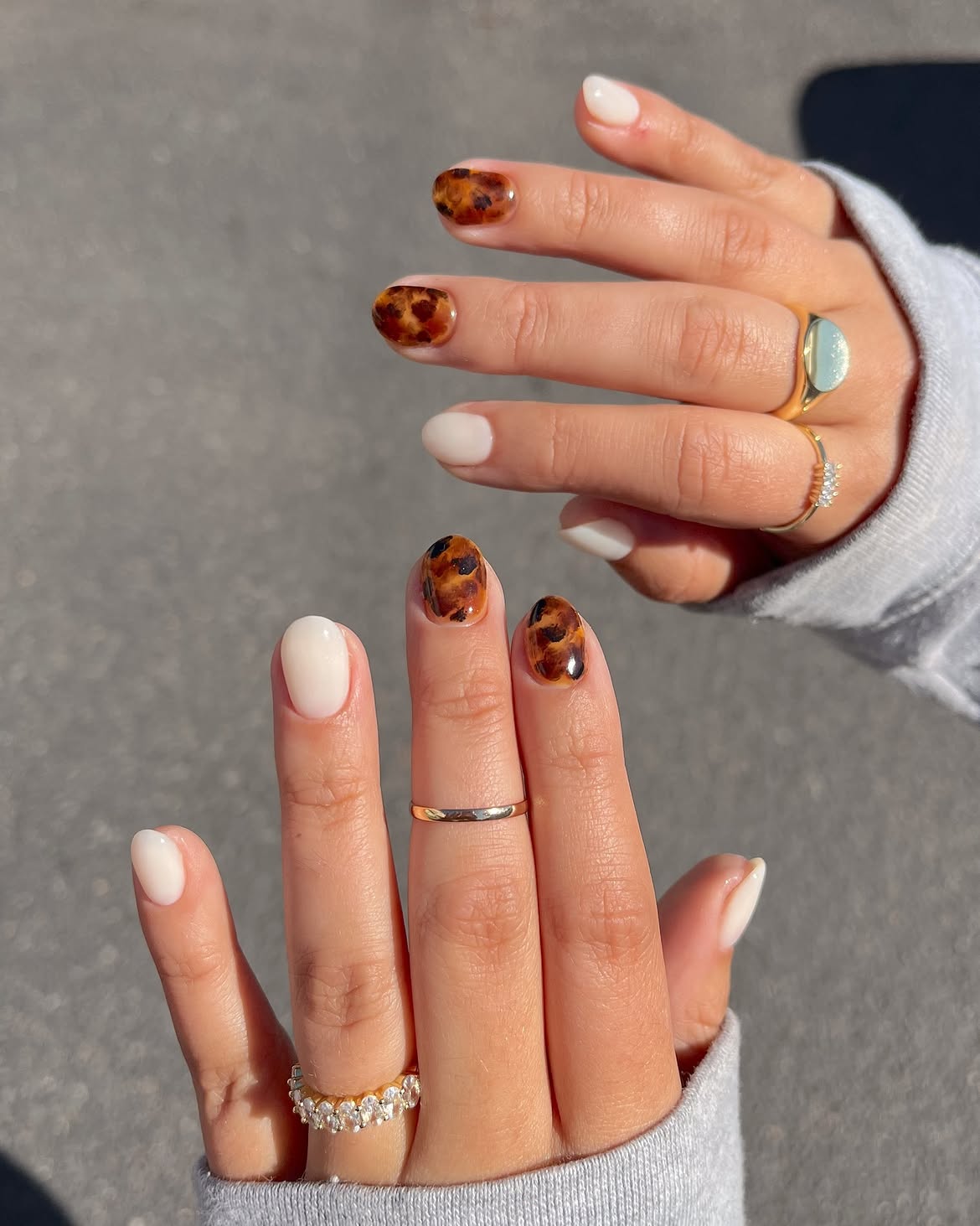 Classic Tortoiseshell & Cream Mismatched Nails