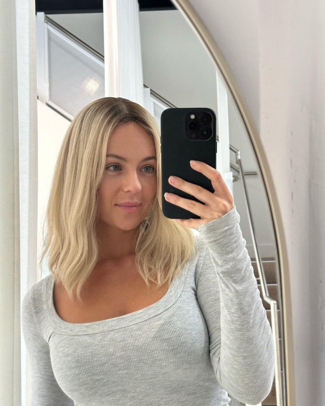 Effortless Blonde Waves with Face-Framing Layers