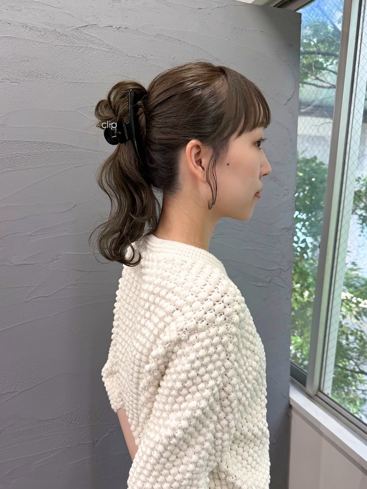 Effortless Claw Clip Ponytail With Loose Waves