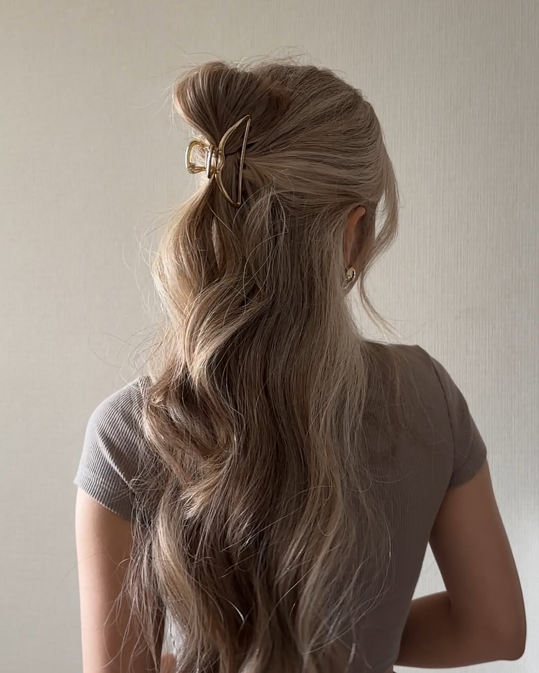 Effortless Half-Up Waves With Gold Claw Clip
